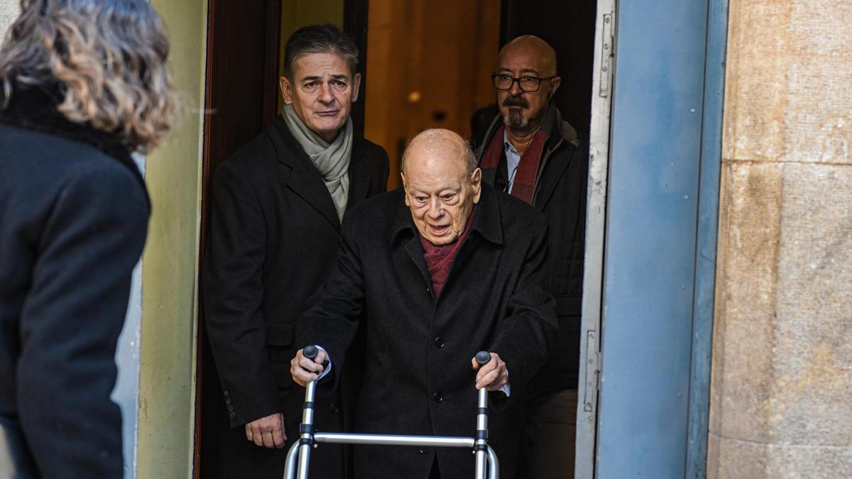 El expresidente de la Generalitat, Jordi Pujol (d), acompañado de su hijo Oriol Pujol (i) durante el funeral del empresario Carles Vilarrubí, en la parroquia Sant Gervasi, a 30 de diciembre de 2025, en Barcelona, Catalunya (España). El empresari