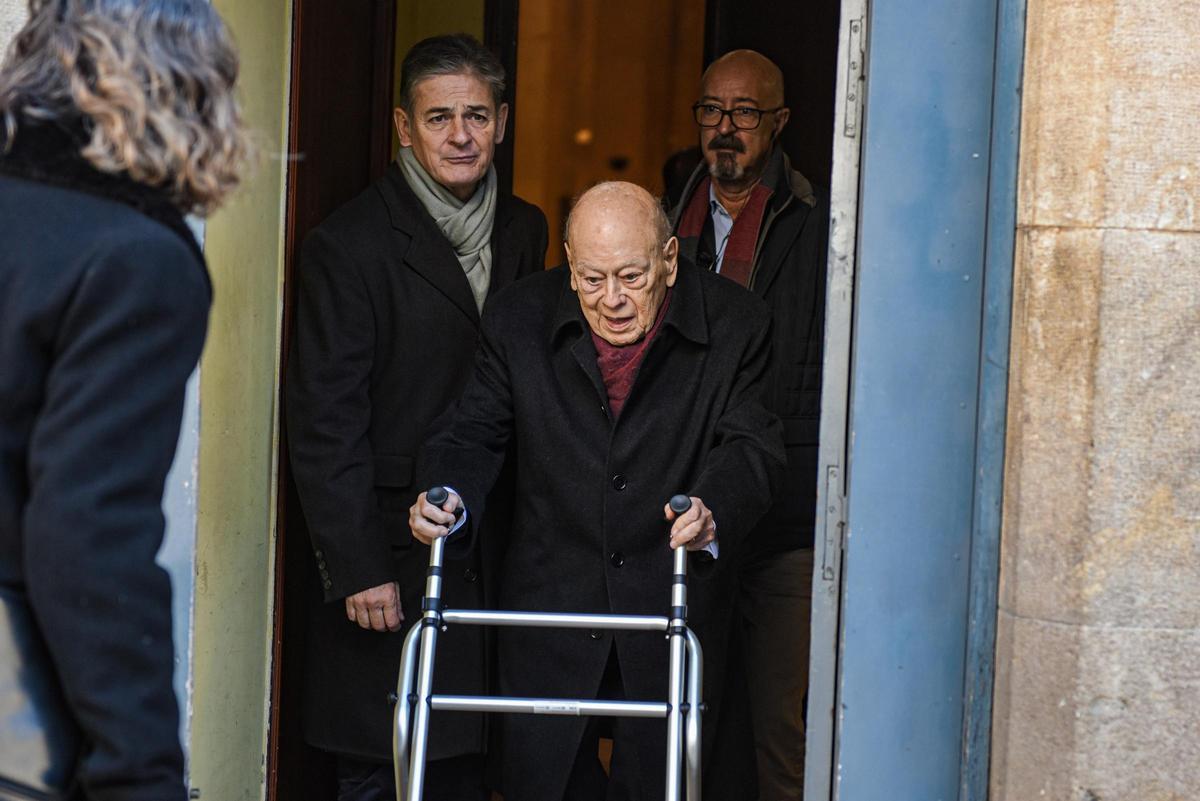 El expresidente de la Generalitat, Jordi Pujol (d), acompañado de su hijo Oriol Pujol (i) durante el funeral del empresario Carles Vilarrubí, en la parroquia Sant Gervasi, a 30 de diciembre de 2025, en Barcelona, Catalunya (España). El empresari