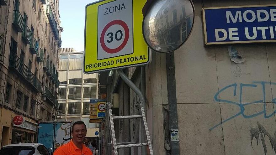 Alicante refuerza las señales de las zonas limitadas a 30 en las calles más centricas