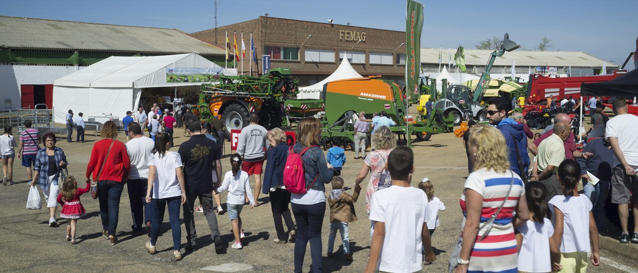 Vista desde el exterior del recinto durante la celebración de la Feria Exposición de Maquinaria Agrícola y Ganadera (FEMAG)