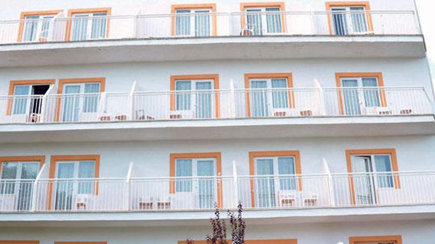 Hostal de la calle Llevant de Magaluf desde donde se precipitó ayer el joven británico.