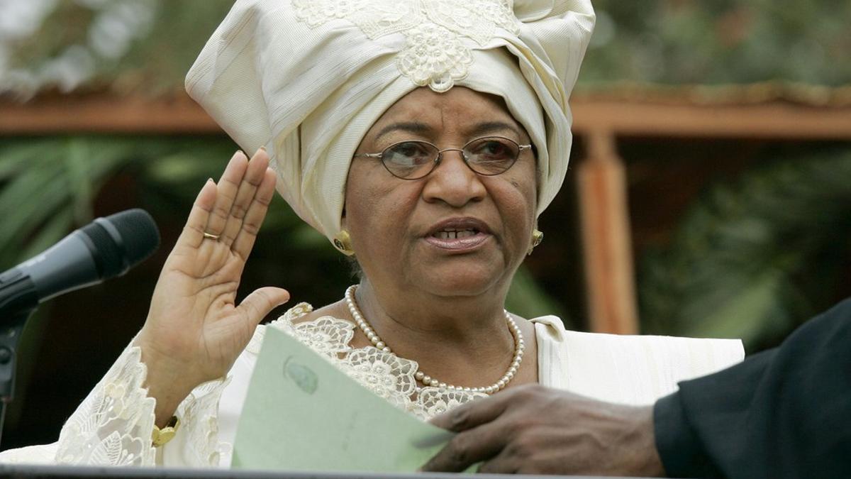 Ellen Johnson Sirleaf jura el cargo como presidenta de Liberia tras su primera victoria electoral, el 16 de enero del 2006, en Monrovia.