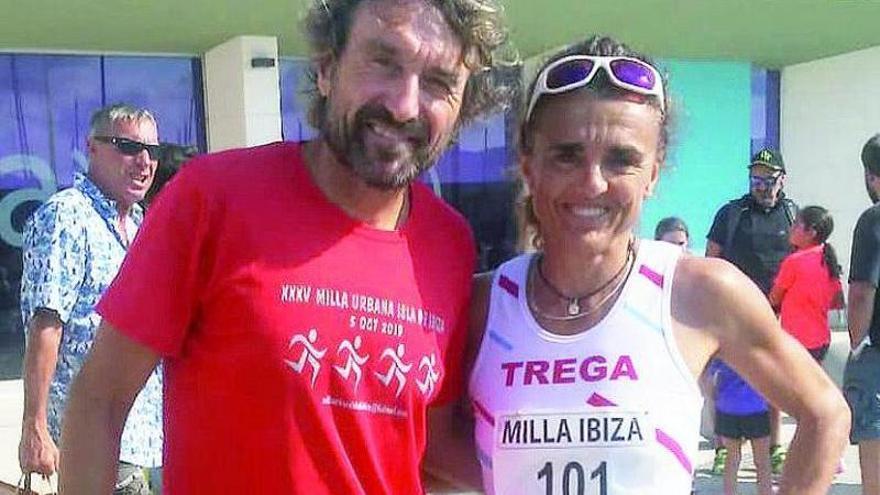 Fran Beneyto con Julia Vaquero en Ibiza.