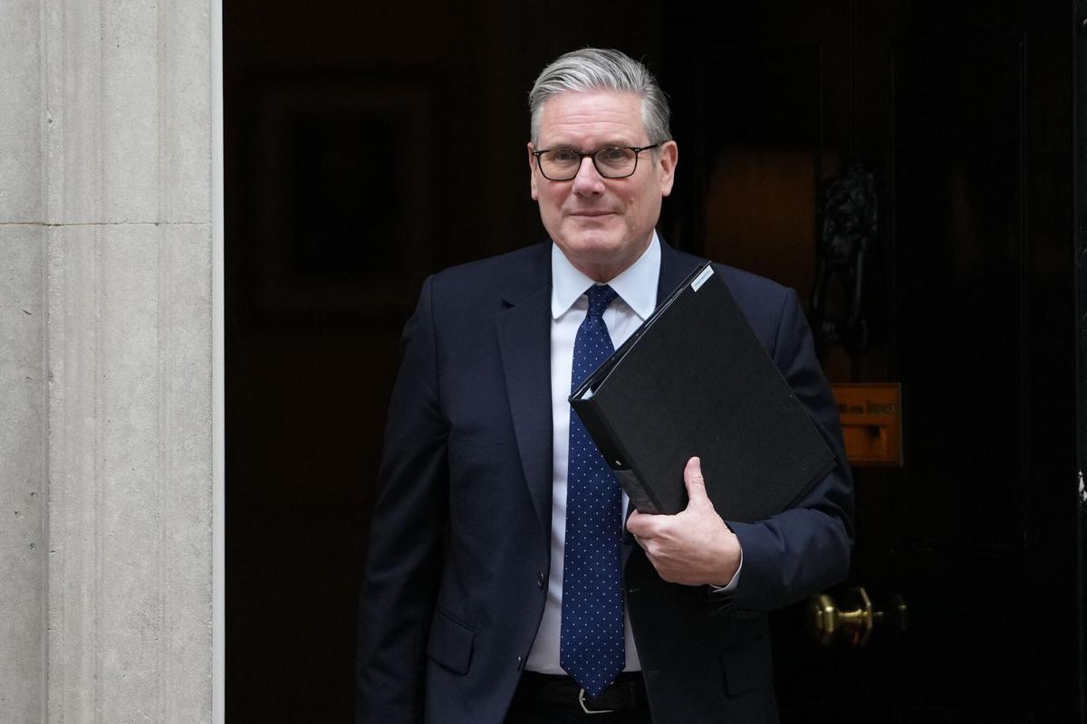 El primer ministro británico, Keir Starmer, sale de Downing Street para dirigirse al Parlamento, en un intento por calmar la indignación provocada por un escándalo que no cesa y en el que está implicado Peter Mandelson, antiguo colaborador de Jeffrey Epstein.