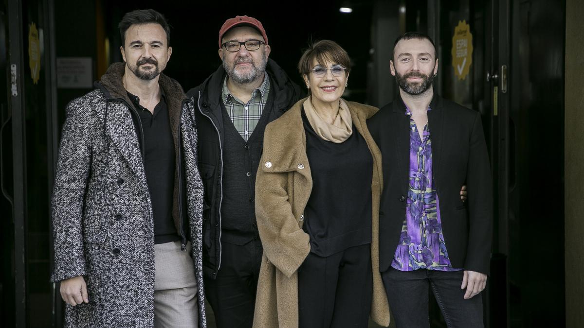 De izquierda a derecha, el autor Guillem Clua, el director Xavier Mestres y los actores Emma Vilarasau y Dafnis Balduz. Todos ellos han sido premiados por 'L'oreneta' en los Premis Butaca.