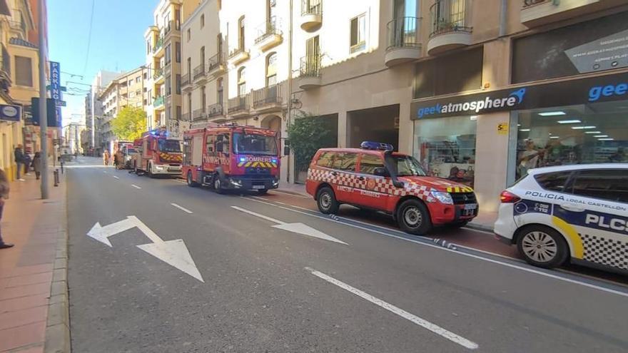 Imagen de vehículos de bomberos, policía y medios sanitarios en la calle Herrero.