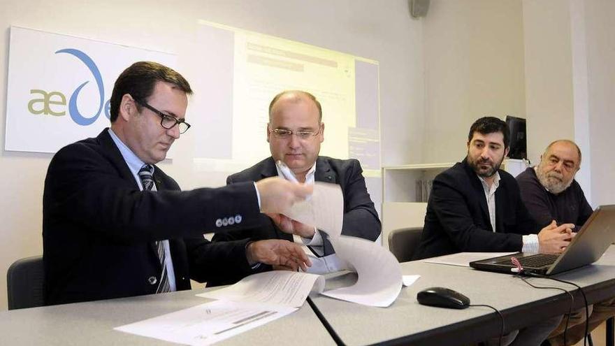 José María Suárez, Antonio Lamas, David Campos y Servando Vidal, en la firma del convenio. // Bernabé/J.Lalín