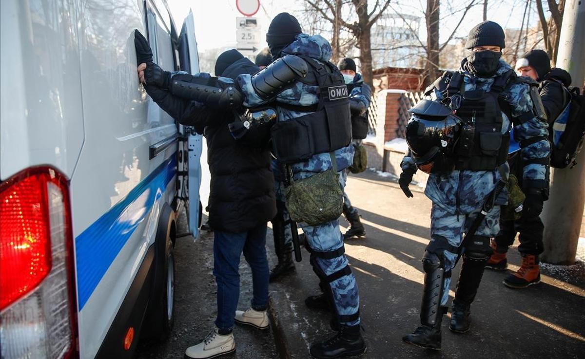 Agentes deteienen a un hombre durante las protestas frente al Tribunal Municipal de Moscú, que examina el 'caso Navalni'.