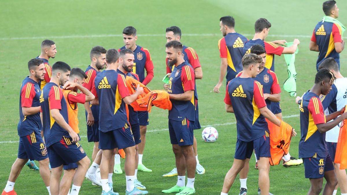 Los jugadores de la selección, sobre el césped de La Romareda durante el entrenamiento de este viernes