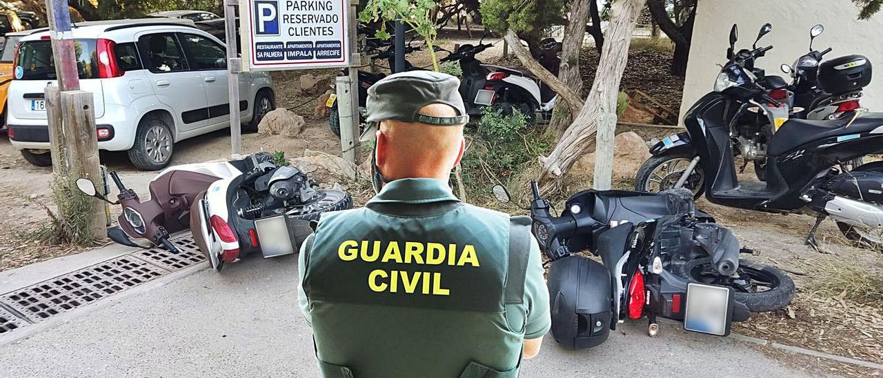 Dos de los vehículos dañados, ayer, en Formentera. | GUARDIA CIVIL