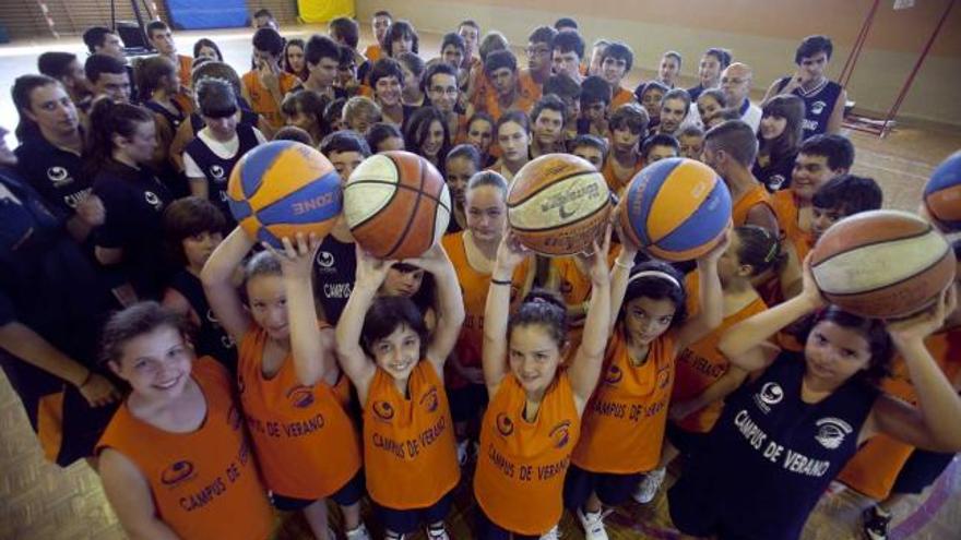 Niños en un campus de baloncesto el pasado verano en Luarca.