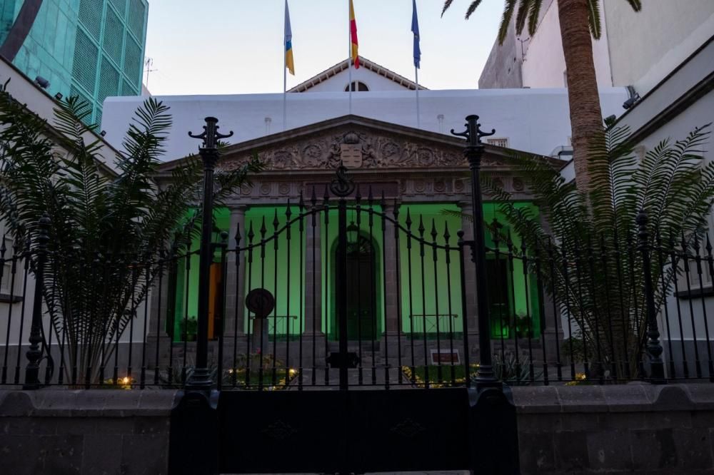 El Parlamento de Canarias se ilumina de verde por las víctimas