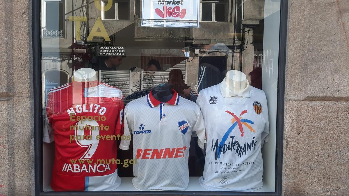 Camisetas expuestas en la entrada del Espacio Muta