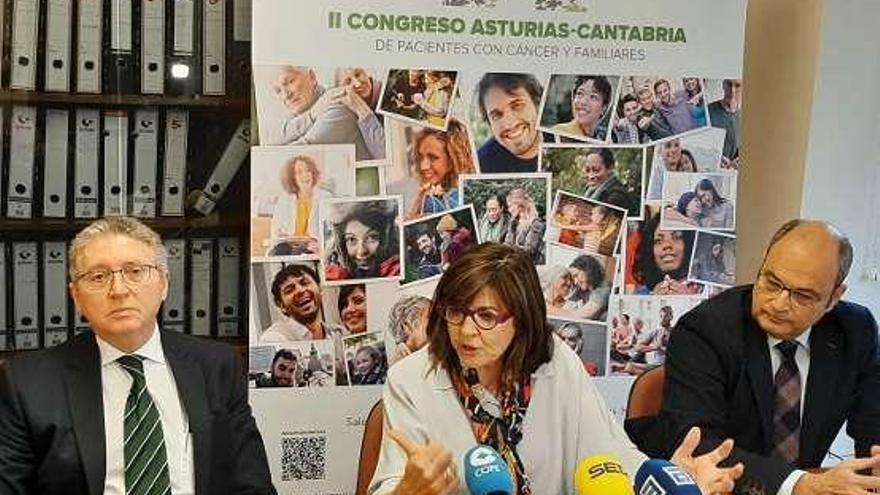 De izquierda a derecha, Pedro Prada Gómez, Margarita Fuente Noriega y Germán Juan Rijo, ayer, en la sede de AECC en Oviedo.