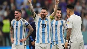  Lionel Messi  y sus compañeros celebran con su afición tras la semifinal de la Copa Mundial .
