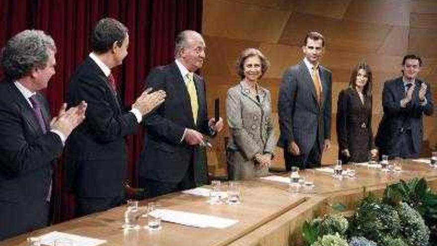 El Rey Juan Carlos, junto a la Reina Sofía y los Príncipes de Asturias, es aplaudido, por el ministro de Cultura, César Antonio Molina (i), el presidente del Gobierno, José Luis Rodríguez Zapatero (2i), y el director del Museo del Prado, Miguel Zugaza (d), tras su discurso en el acto de inauguración hoy de la mayor ampliación del Museo del Prado, que abre sus nuevas salas con una exposición dedicada a los maestros españoles del siglo XIX.