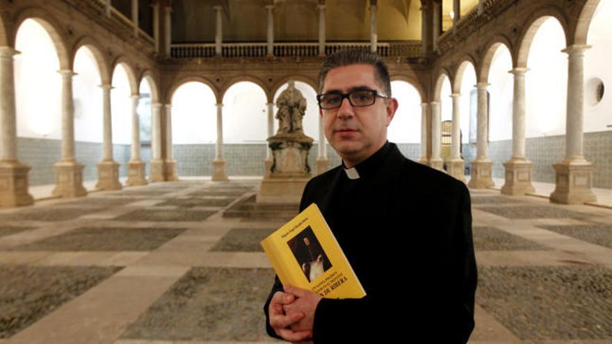 Miguel Ángel Bondia, con el libro, antes de la presentación en el Colegio del Patriarca.