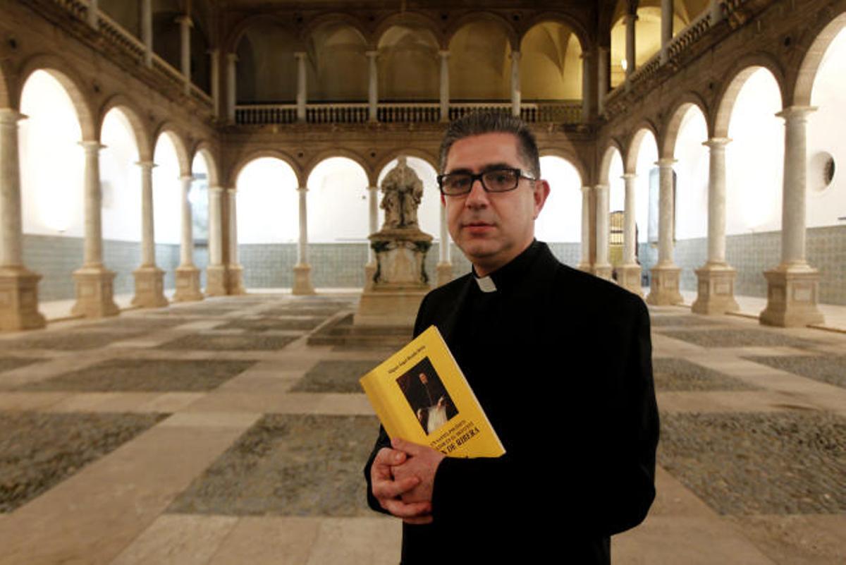 Miguel Ángel Bondia, con el libro, antes de la presentación en el Colegio del Patriarca.