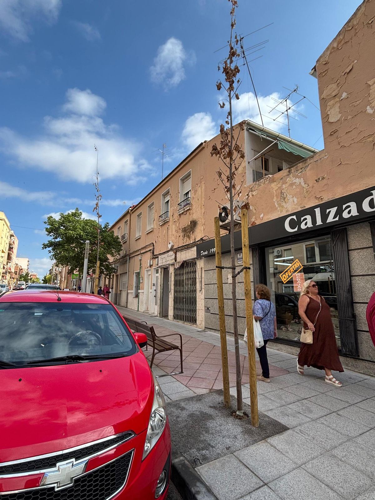 Avenida de Ausiàs March donde el Ayuntamiento de Elche ha invertido 411.000 euros para su reurbanización