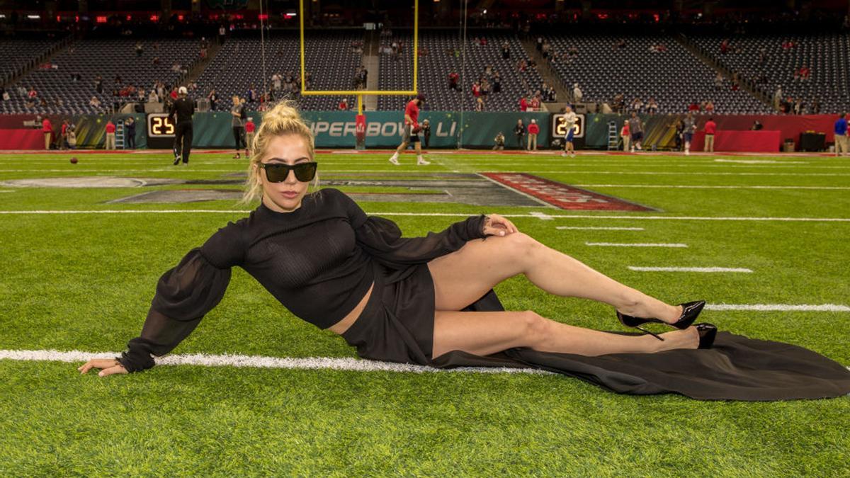 Super Bowl 2017: Lady Gaga se tira al césped y tiene un descuido