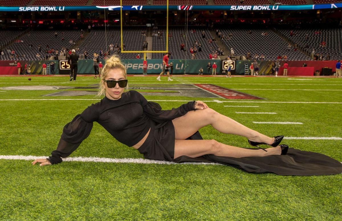 Super Bowl 2017: Lady Gaga se tira al césped y tiene un descuido