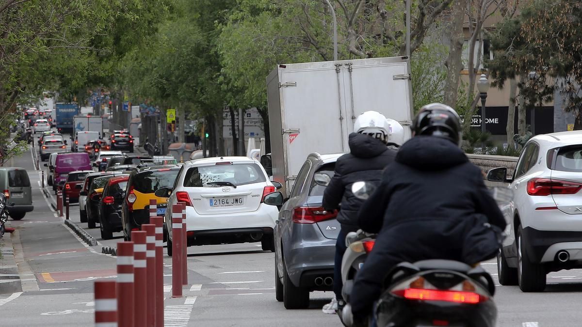 06/04/2021 Contaminación en Barcelona tráfico en la c/ Aragó con Casanova.