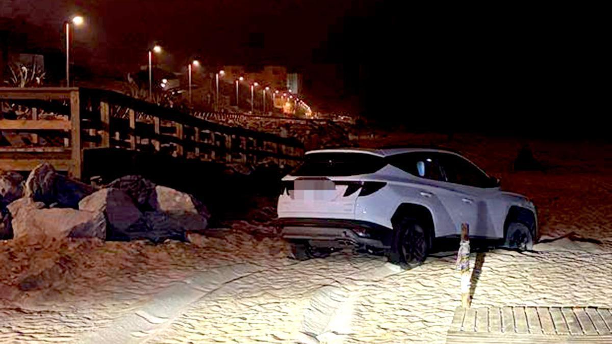 Imagen del coche aparcado en la arena de la playa de Matalascañas.