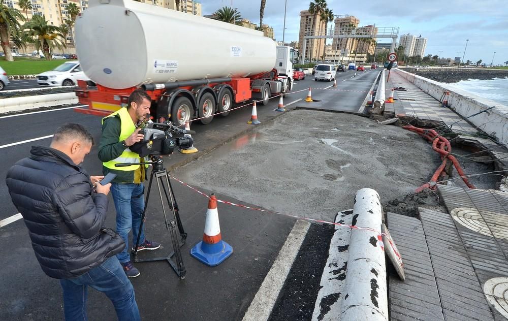 Colas de entrada a la ciudad por el socavón de la Avenida Marítima