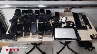 Cuatro detenidos en Badalona y Santa Coloma por la tenencia de hachís, unos 200 móviles, una flauta travesera y una cámara de fotos