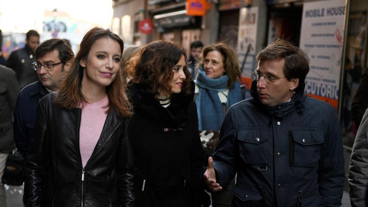 Andrea Levy (izquierda), junto a Isabel Díaz Ayuso y José Luis Martínez-Almeida, este lunes, en el Rastro de Madrid.