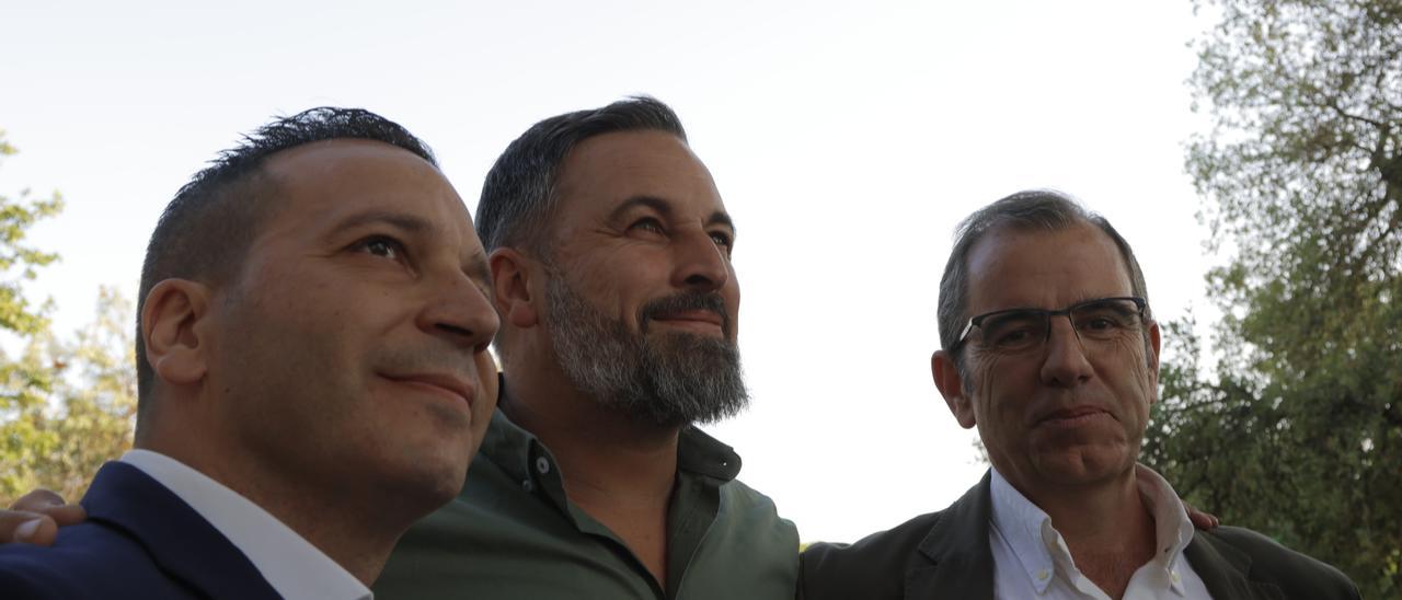 Abascal junto a Óscar Fernández (líder provincial de Vox) y Gutiérrez (futuro portavoz municipal) durante el último mitin electoral en Cáceres.