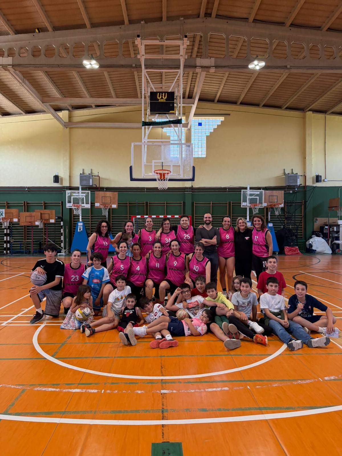 Las jugadoras del DeMamas junto a algunos de sus hijos.