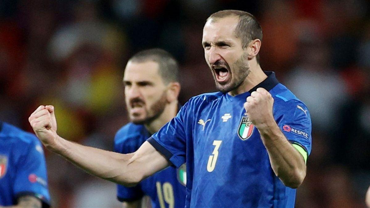 Chiellini celebra ante Bonucci uno de los goles de la tanda de penaltis contra España.