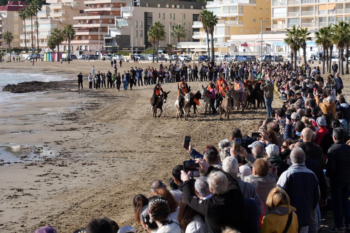 Las imágenes de la carrera de caballos en la playa de Orpesa