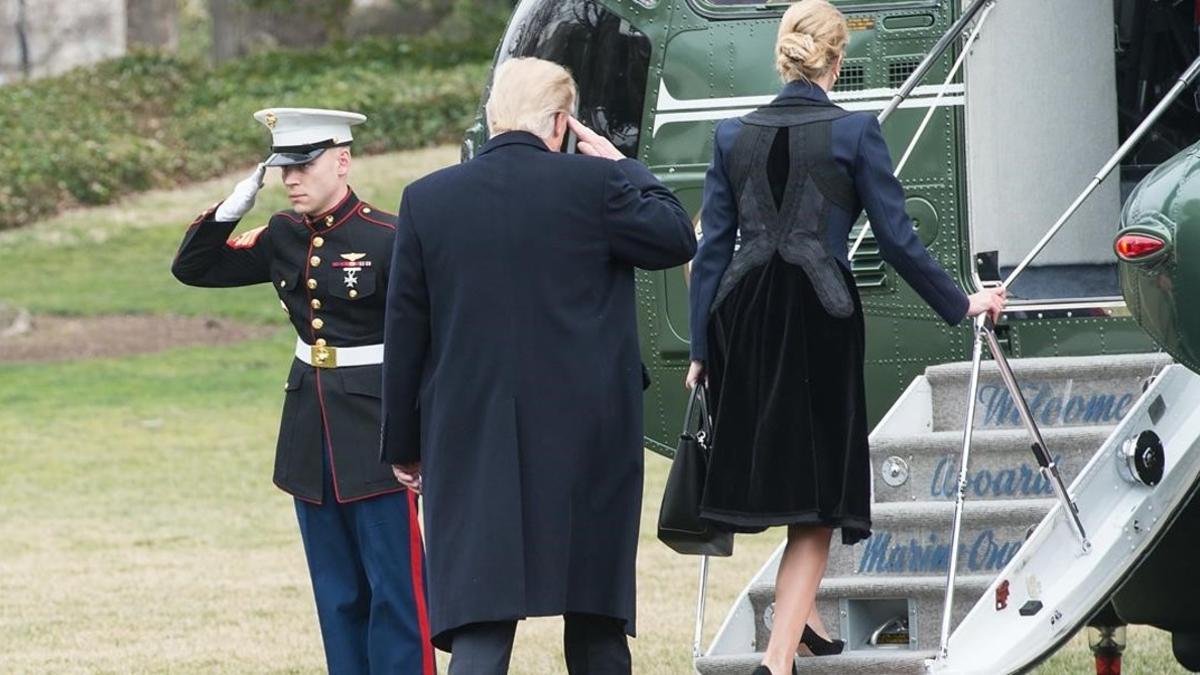 Trump y su hija Ivanka embarcan en el helicóptero Marine One, en la Casa Blanca, para dirigirse a la base de Dover, el 1 de febrero.