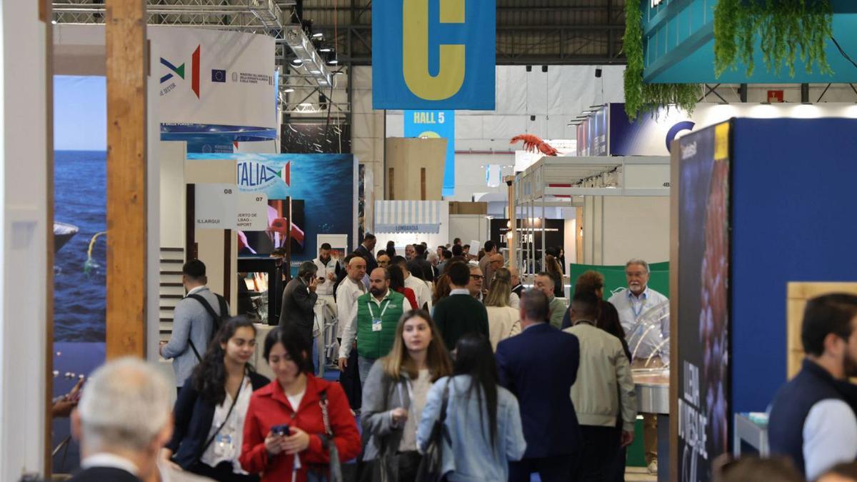 Asistentes a la feria, ayer en el hall de los pabellones institucionales.