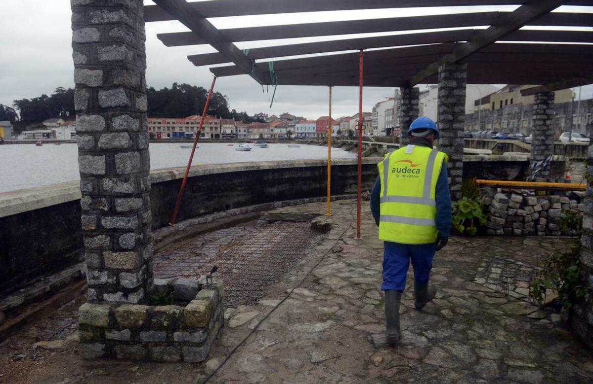 El mar está erosionando el terreno en Punta Furado y amenaza con provocar la caída de los pinos. |  // NOÉ PARGA