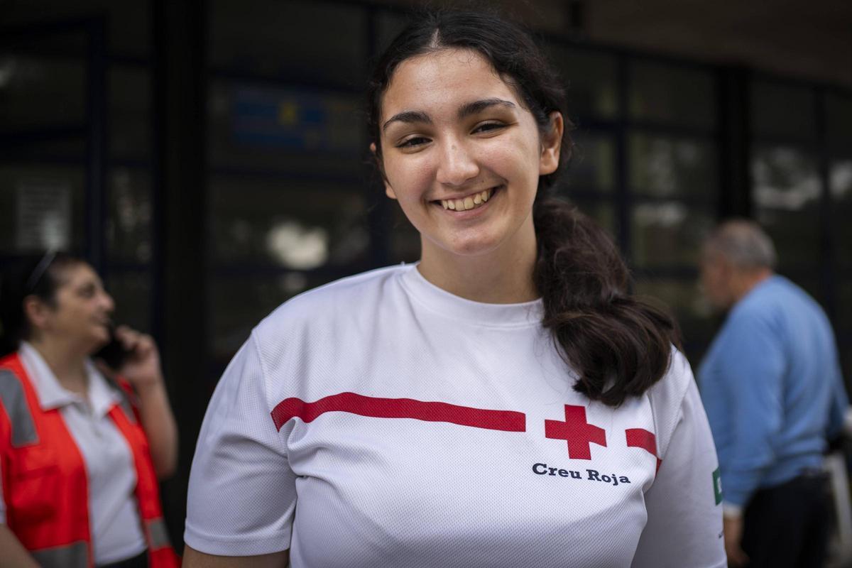 Blanca, voluntaria de la Cruz Roja en el pabellón del Vedat.