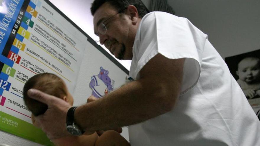 Un pediatra revisa a un bebé, en una imagen de archivo