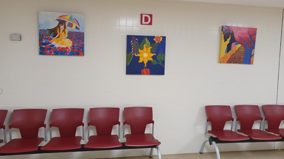 Sala de espera del hospital de Xàtiva decorada con obras del alumnado del IES Josep de Ribera.
