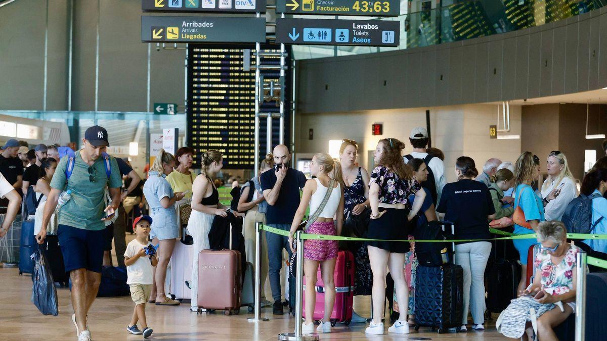 Imagen de archivo de pasajeros en el aeropuerto de Valencia.