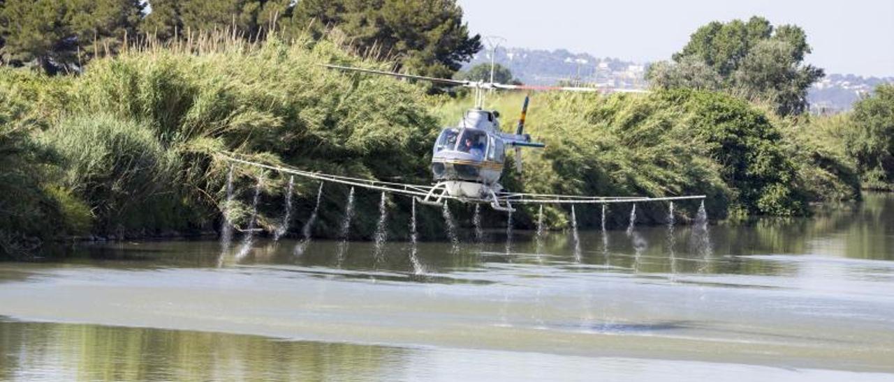 Fumigación aérea contra la mosca negra en un tramo del Xúquer situado en Sueca. | PERALES IBORRA