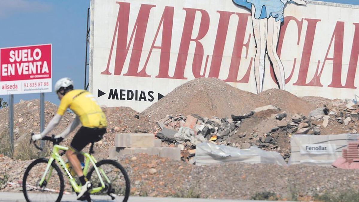Un ciclista pasa frente a un cartel publicitario de Marie Claire, en la antigua N- 340 de Castelló.