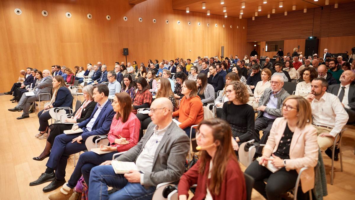 Participantes en el foro de Pamplona, entre los que se encuentra la arquitecta municipal.