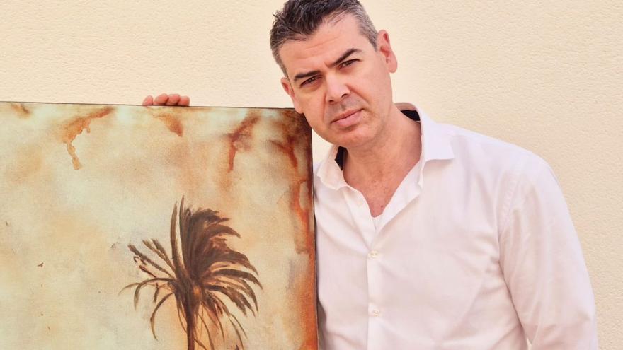 Eel artista ibicenco con otra de sus obras | MAGL