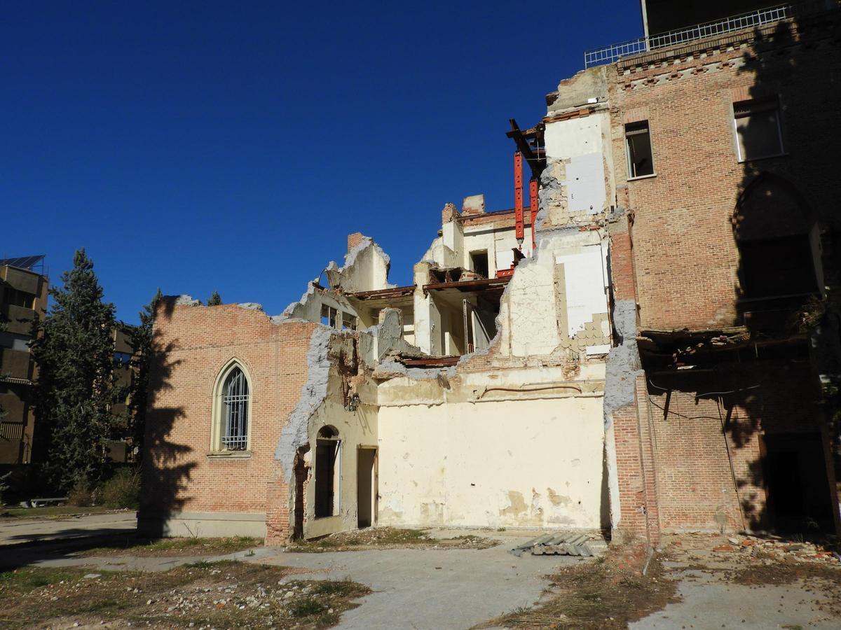 Vista exterior del convento de las Damas Apostólicas parcialmente derribado.