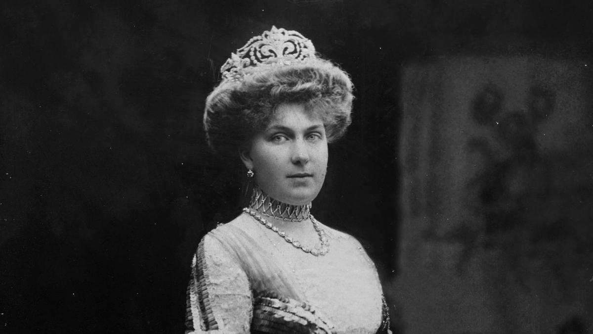 Victoria Eugenia en 1910 con 22 años retratada por Antonio Canovas del Castillo Vallejo.