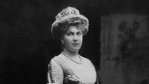 Victoria Eugenia en 1910 con 22 años retratada por Antonio Canovas del Castillo Vallejo.