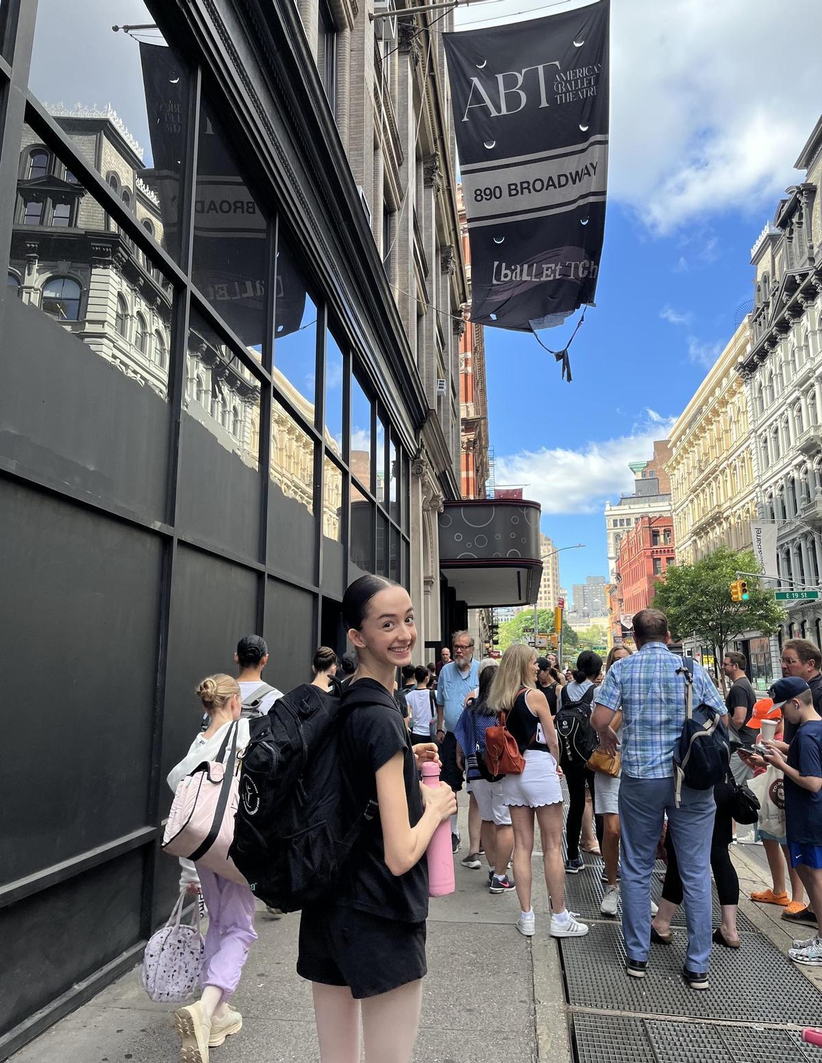 La joven, ante la sede del American Ballet Theatre, en Broadway.