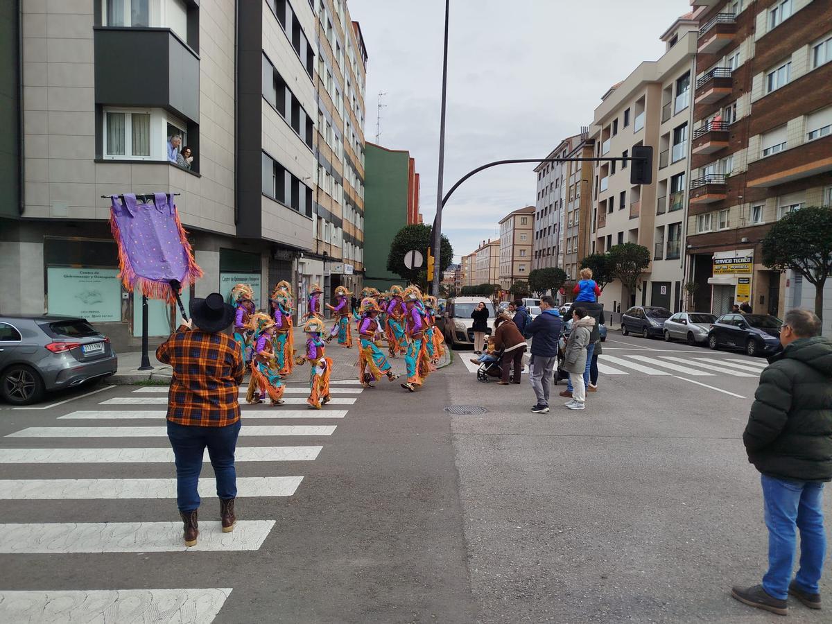 Los desfiles de Antroxu en Nuevo Roces y El Coto, en imágenes